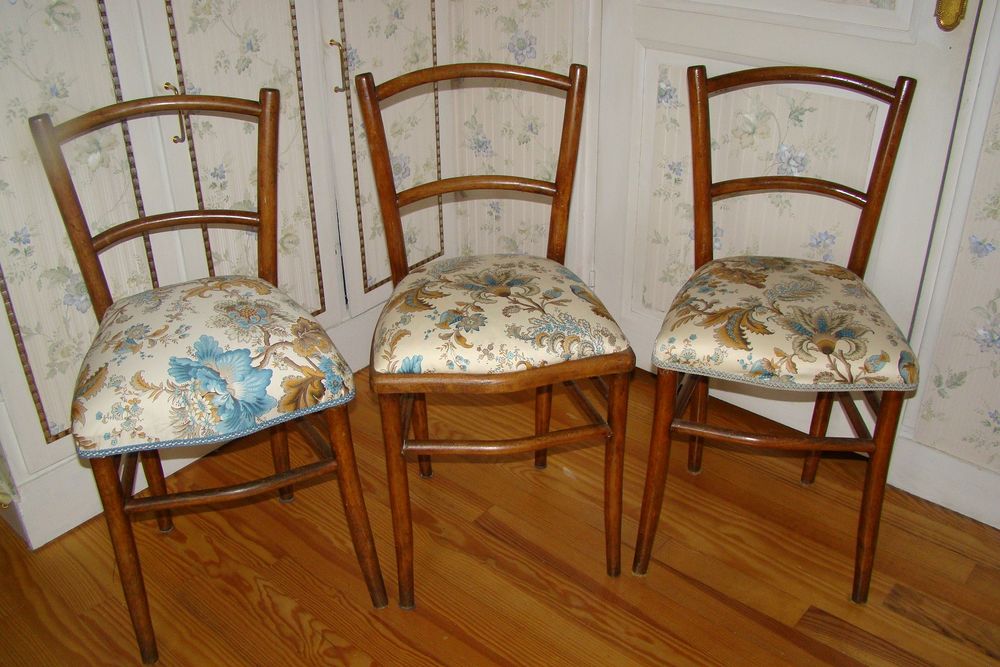Lot de 3 anciennes chaises de bistrot en bois courb&eacute; 1920 Meubles