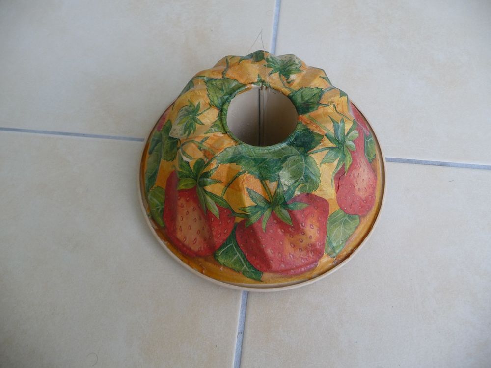Moule &agrave; kougelhopf en m&eacute;tal d&eacute;cor motifs fraises Décoration