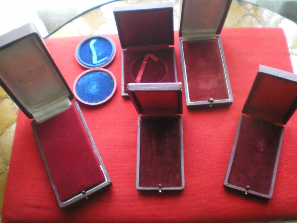 Coffrets pour ordre et m&eacute;daille. 