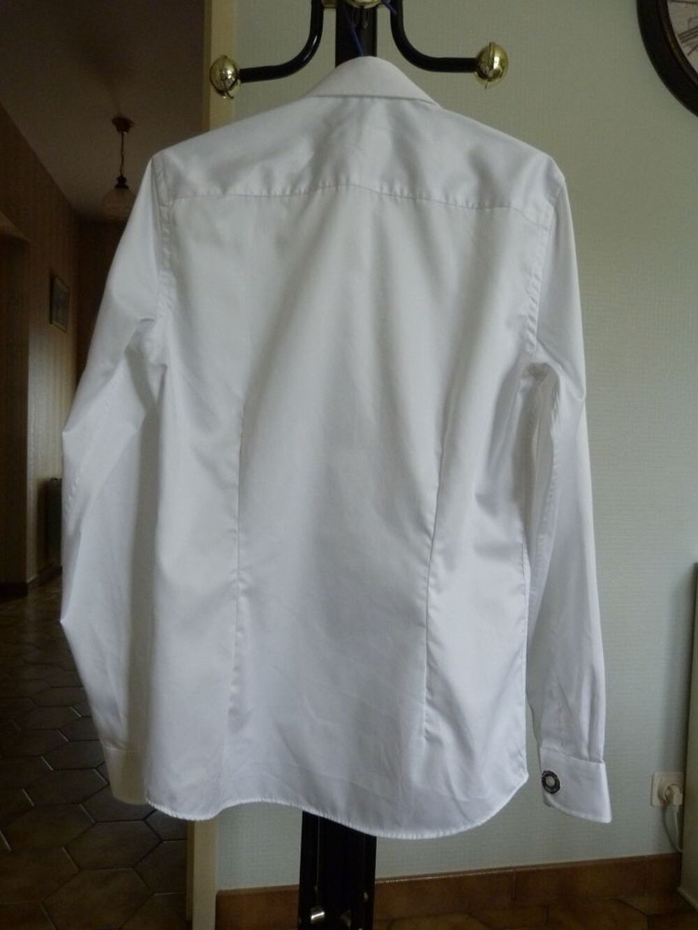 Chemise de ville neuve pour homme . Vêtements