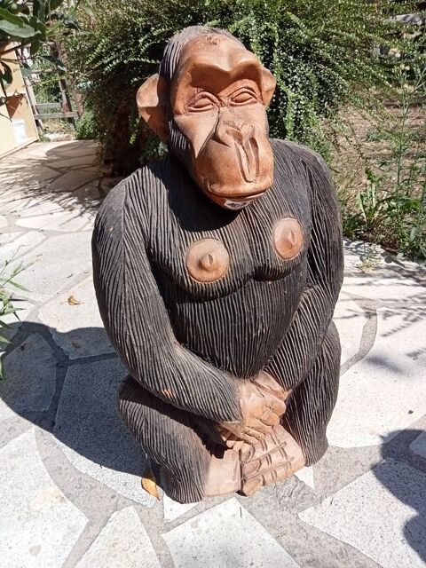 Statue d'un jeune gorille  0 Neuilly-Plaisance (93)