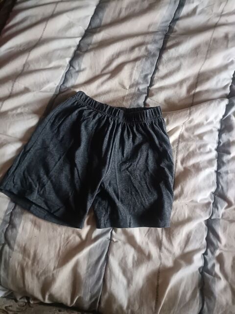 12€ cinq short taille 8 ans 12 Accolay (89)