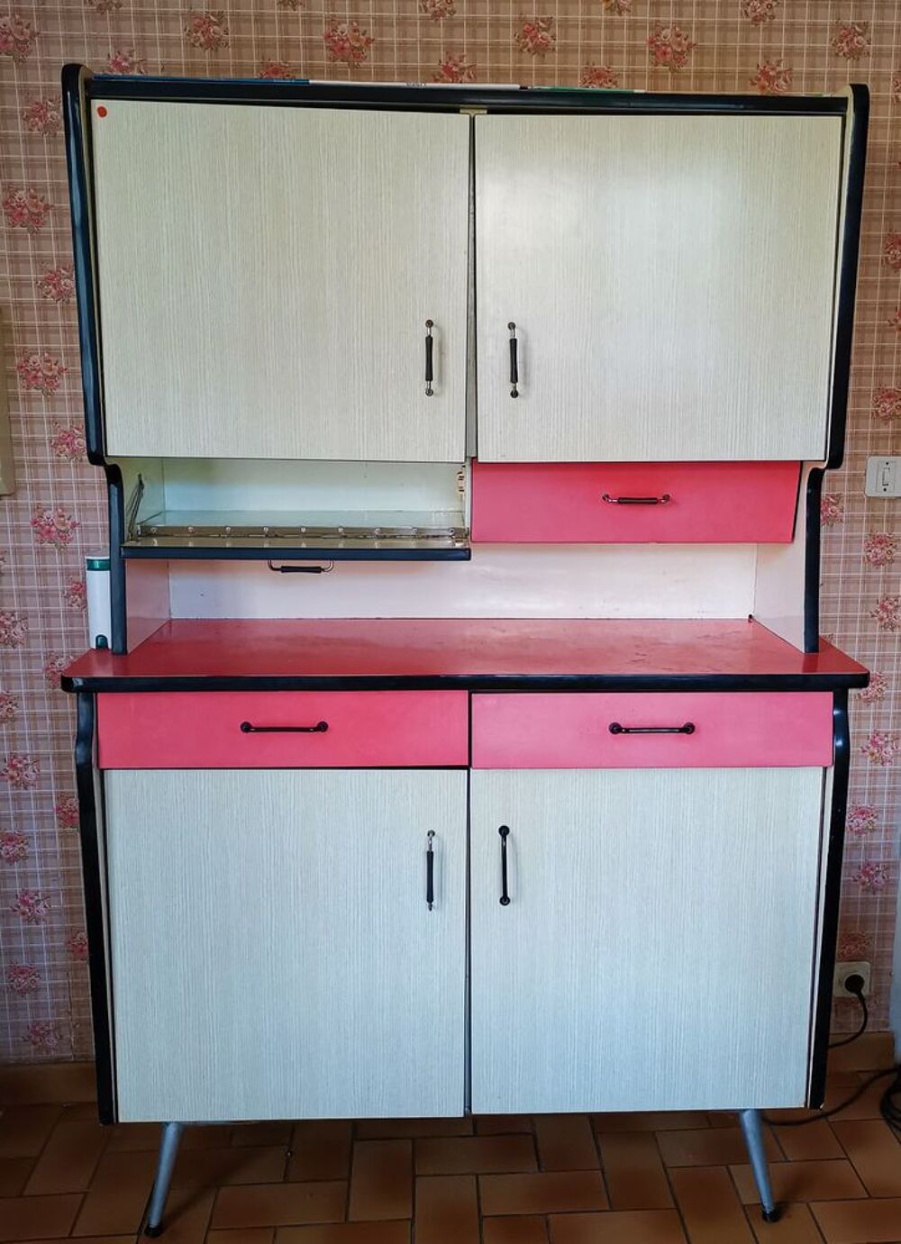 Buffet formica blanc et rouge .et table et chaises Meubles