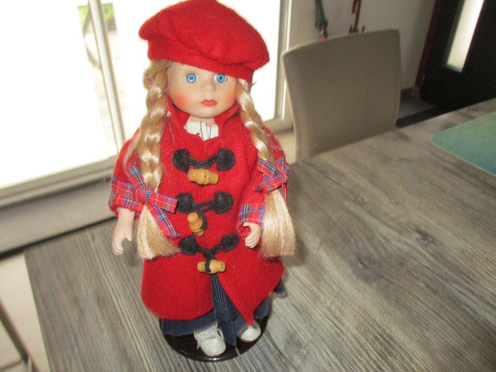 Petite poup&eacute;e NEUVE Jeux / jouets