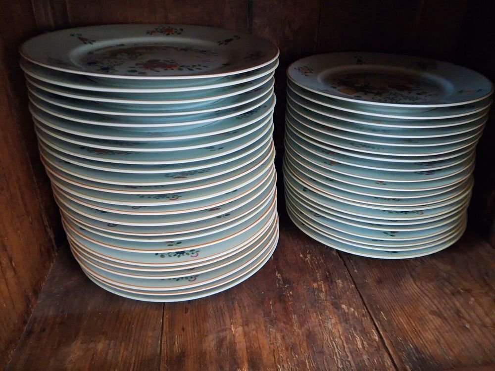 Beau service de table : assiettes et plats Cuisine