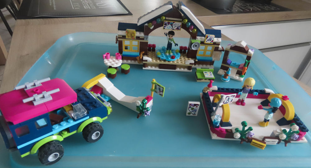 LEGO FRIENDS : la patinoire et tout terrain station de ski Jeux / jouets