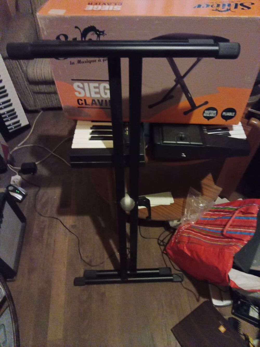 Clavier synth&eacute;tiseur, avec support et si&egrave;ge, de la marque Bo Audio et hifi