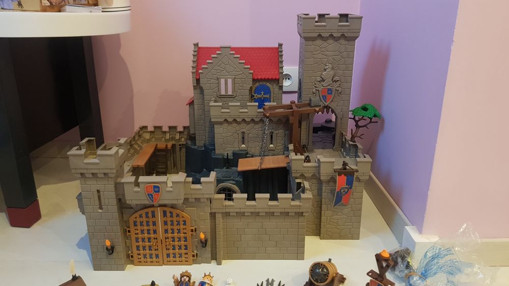 Playmobil ch&acirc;teau m&eacute;di&eacute;val et petites boites Jeux / jouets
