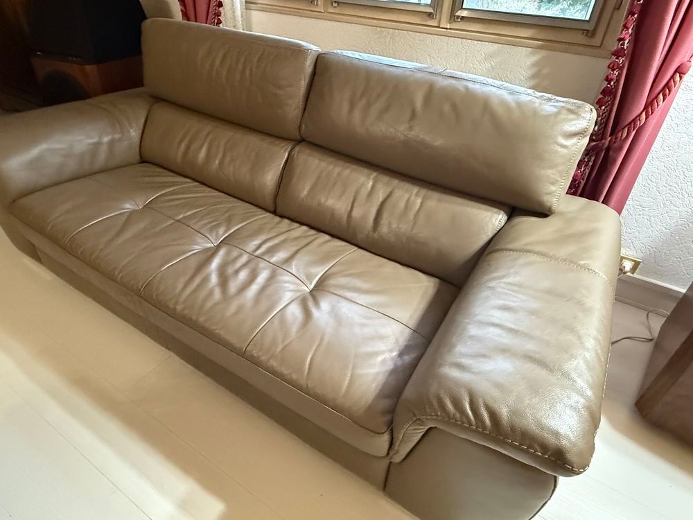 Canap&eacute; cuir 3 places tr&egrave;s bon &eacute;tat, largeur 226 cm. Meubles