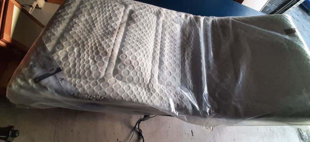 Lit &eacute;lectrique 3 positions avec matelas tr&egrave;s confortable Meubles