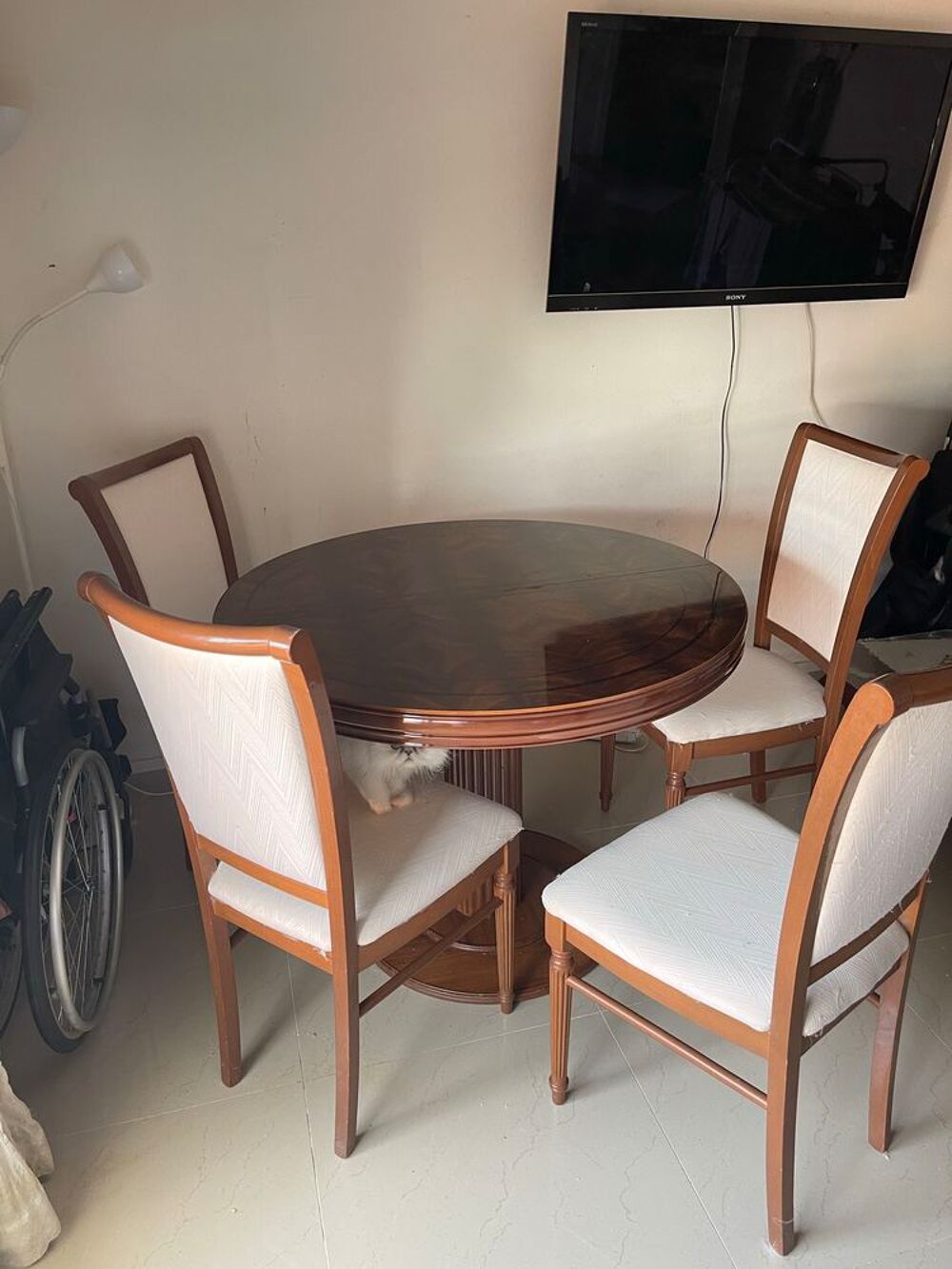 table &agrave; manger avec quatre chaises Meubles