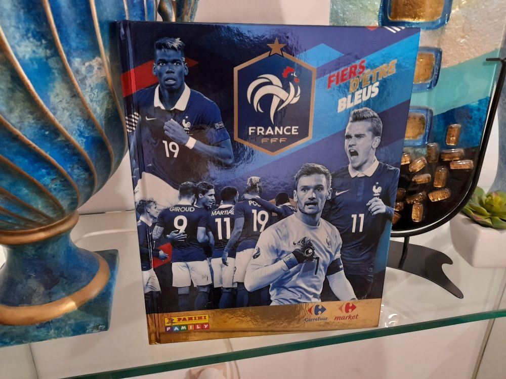 album de foot Panini Fiers d'&ecirc;tre bleus avec 2 tatouages Livres et BD