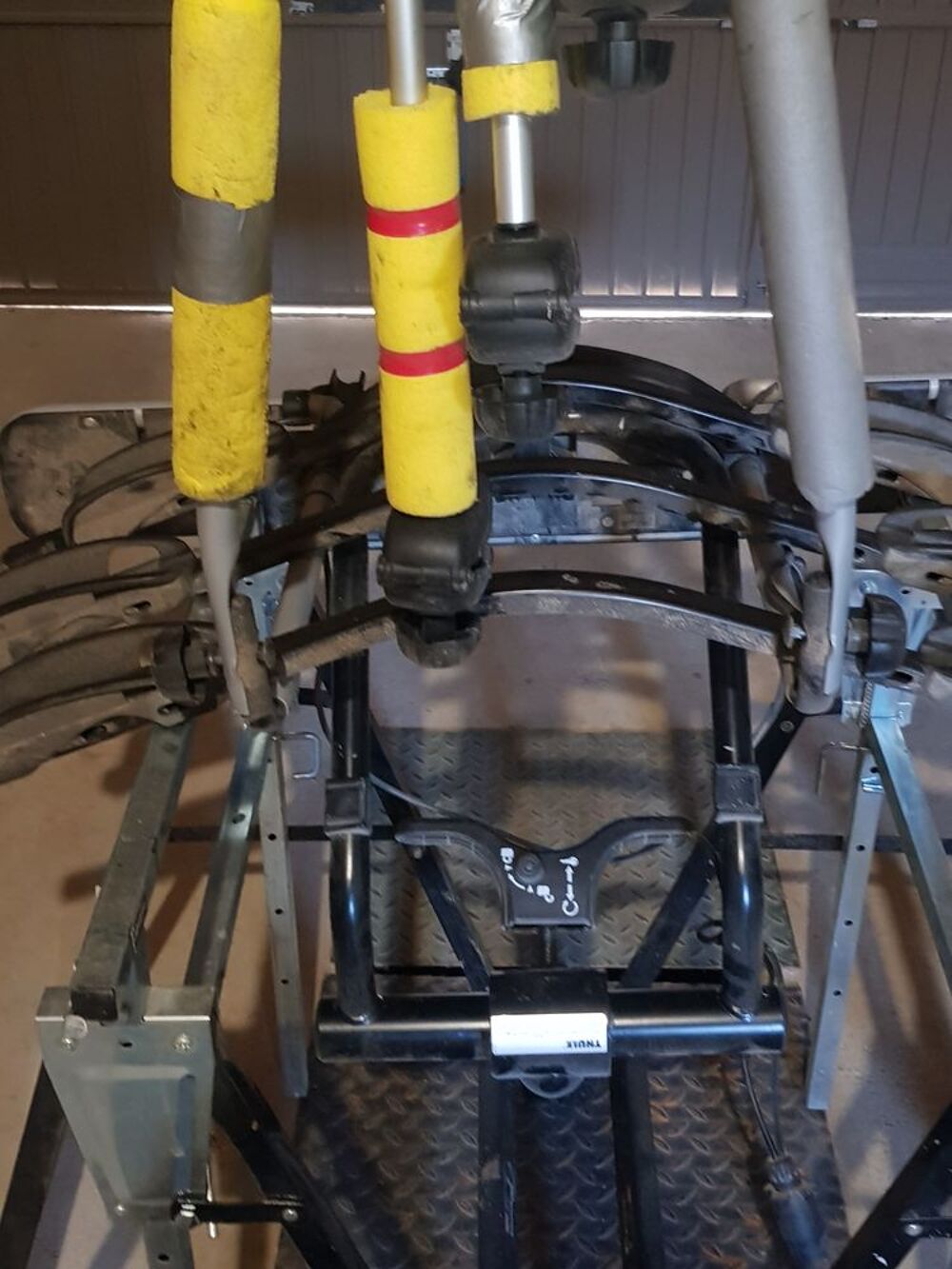 Porte-v&eacute;los m&eacute;tallique thule 3v&eacute;los basculant Vélos