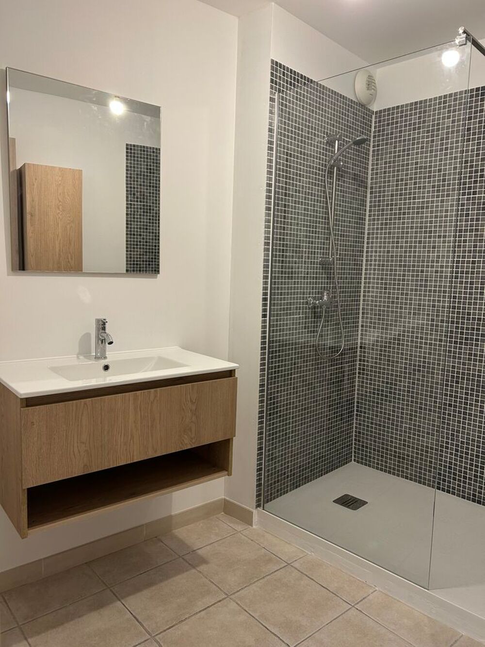 Location Appartement Centre ville, bel appartement lumineux de 95 m² en rez-de-ch Générac