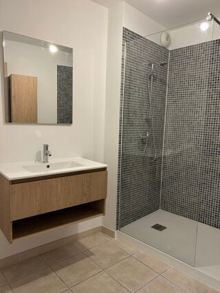 Location Appartement Centre ville, bel appartement lumineux de 95 m² en rez-de-ch Générac