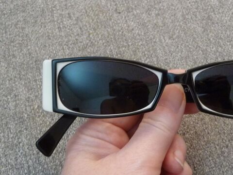 Lunette de Soleil Rectangle Plastique Noir et Blanc-Traction 100 Paris 15 (75)