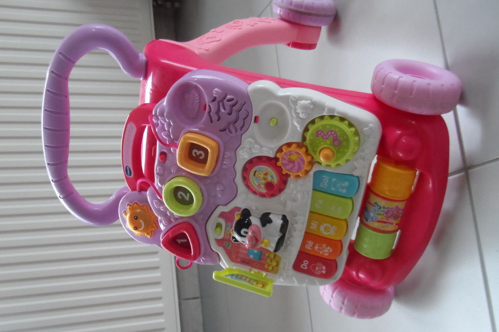 TROTTEUR MUSICAL QUASI NEUF Jeux / jouets