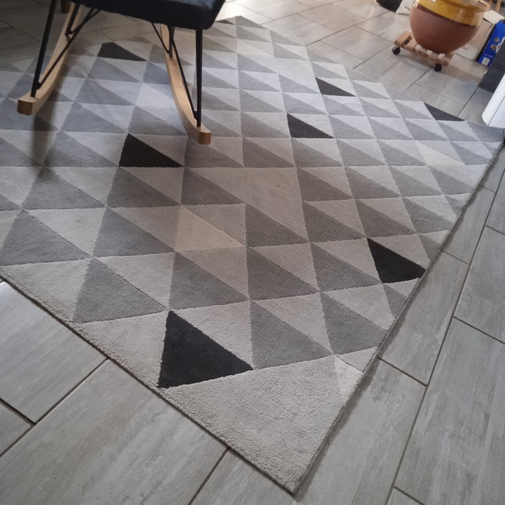 Grand tapis motifs g&eacute;om&eacute;triques triangles gris 229*160 Décoration