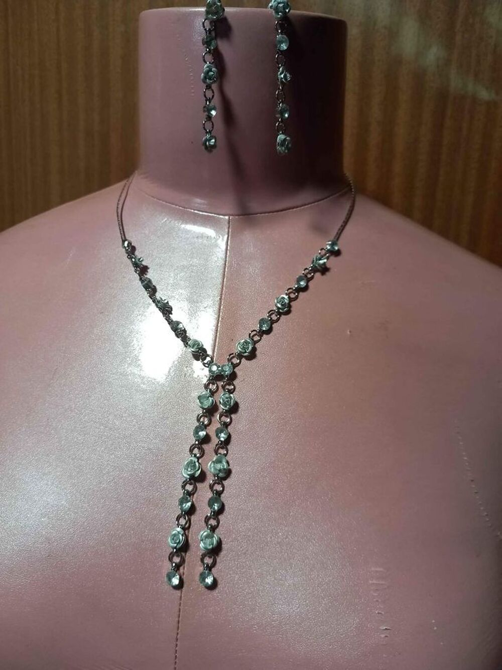 Collier avec boucles d'oreilles &agrave; fleurs argent&eacute; Bijoux et montres