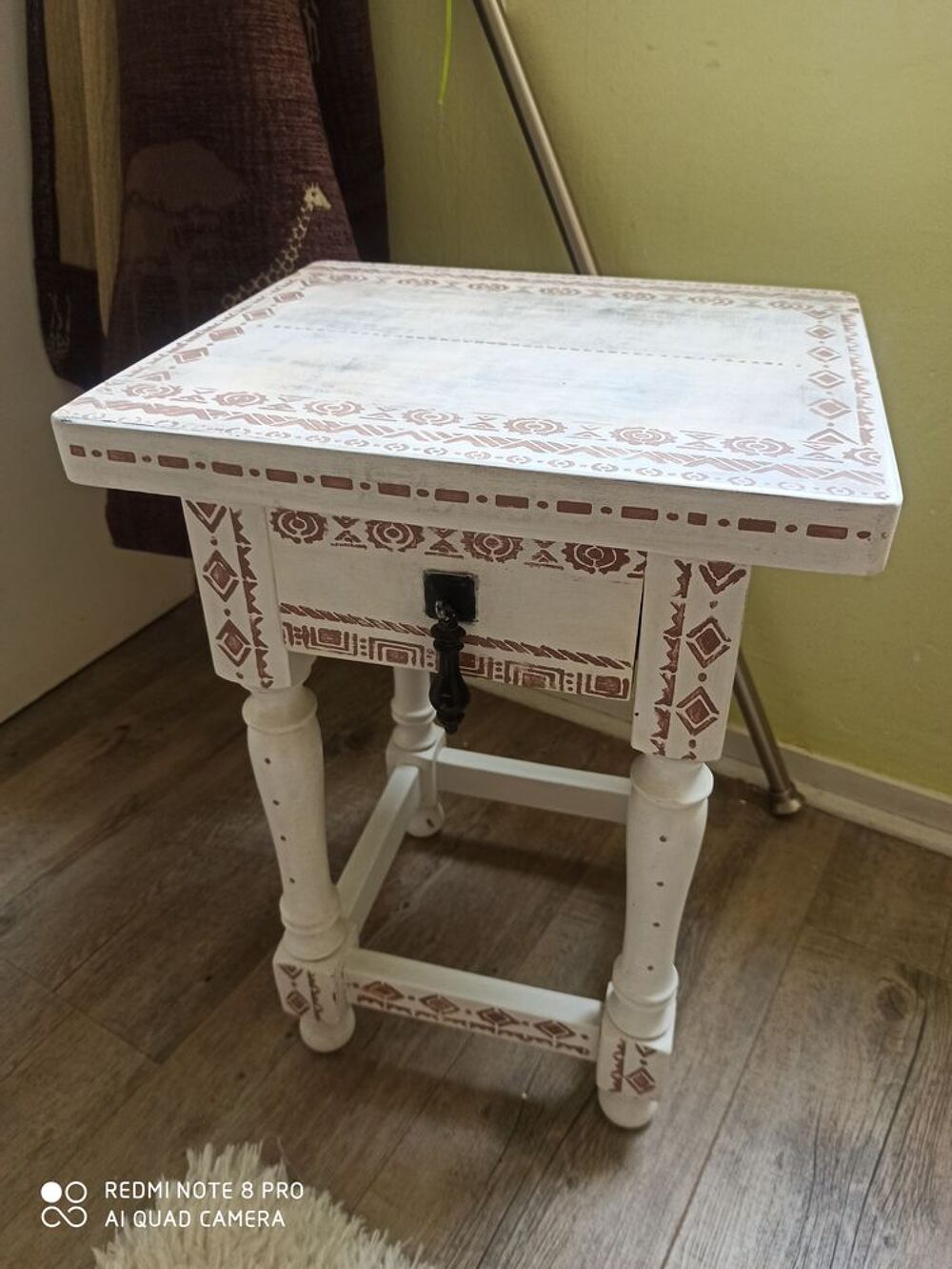 Ancienne table de chevet en bois massif &agrave; motifs ethniques Meubles