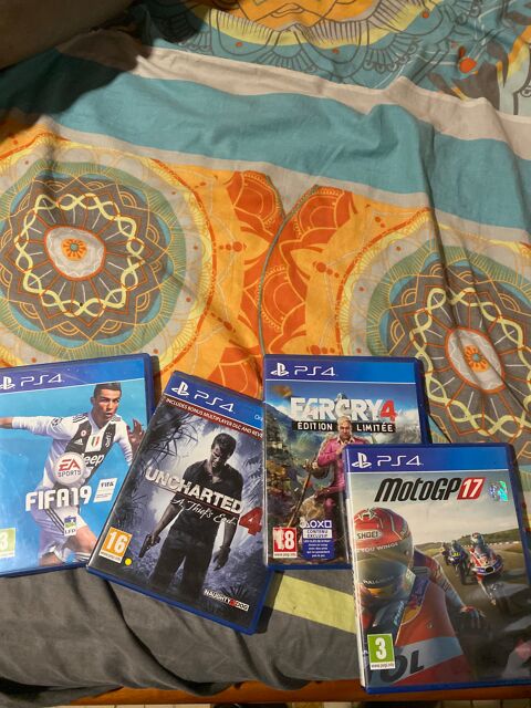 Console PS4 + 3 jeux aux choix et une manette 250(non fixe) 250 La Trinit (97)