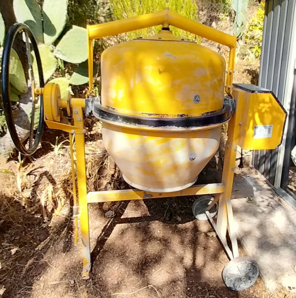 B&eacute;tonni&egrave;re &eacute;lectrique jaune Bricolage