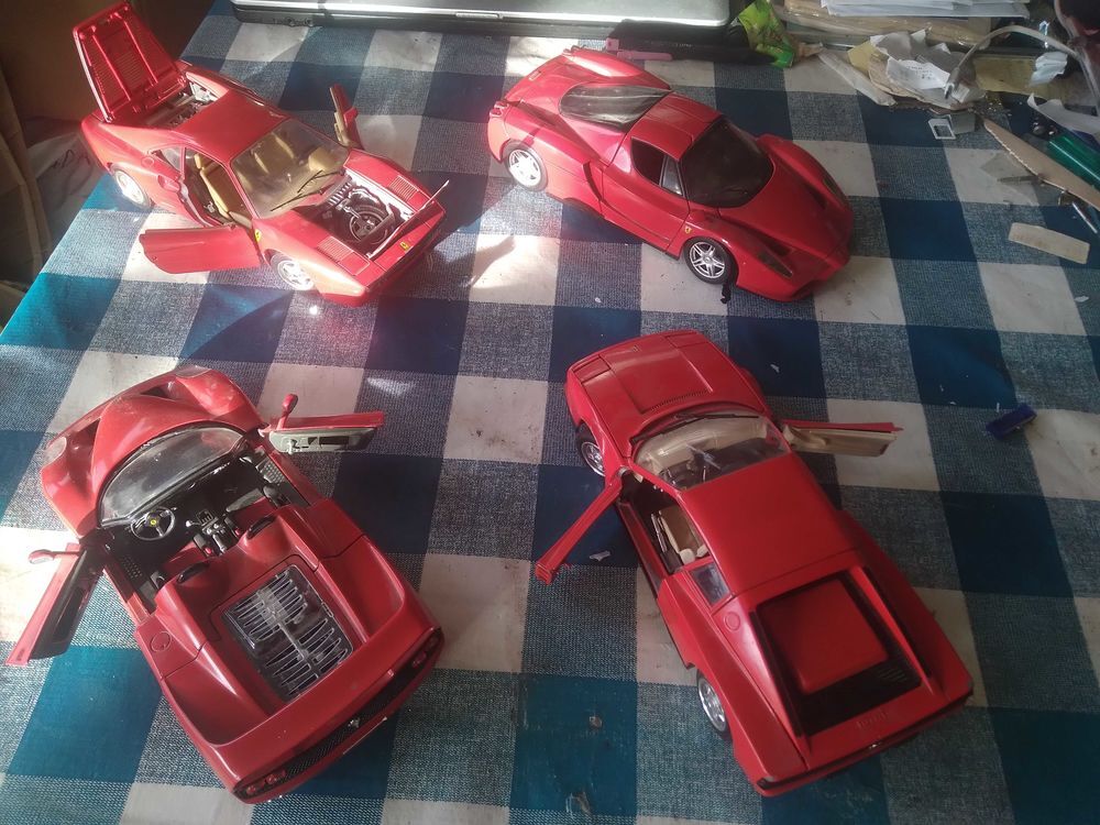 lot de 4 voitures miniatures de collection Ferrari, &eacute;chelle 1/18 