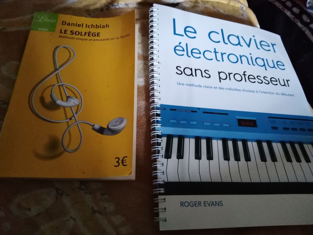 Synth&eacute;tiseur complet avec pied. Instruments de musique