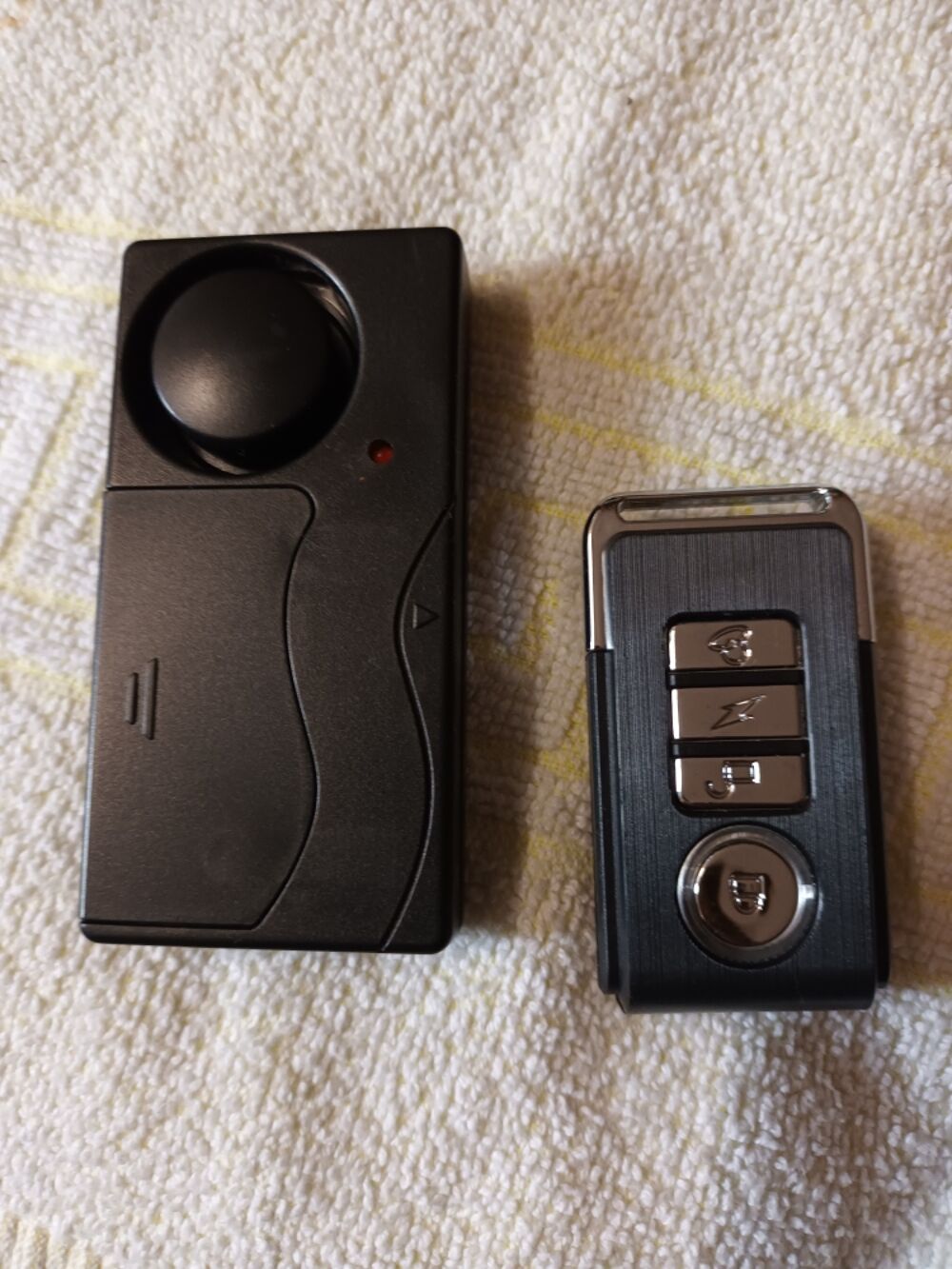 Alarme detecteur de mouvement &agrave; distances reglables &agrave; poser.avec t&eacute;l&eacute;commande etat neuf Photos/Video/TV