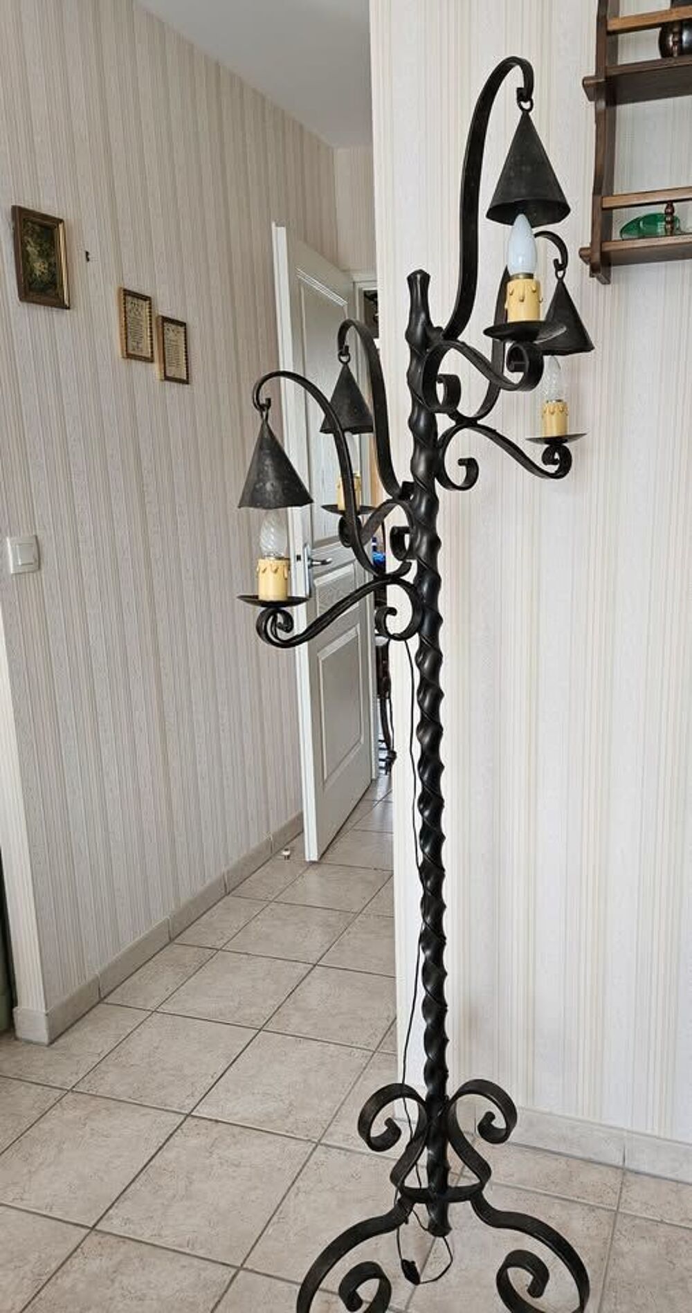 lampadaire fer forg&eacute; cr&eacute;&eacute; par un artisan ferronnier
40 € &middot; Meubles