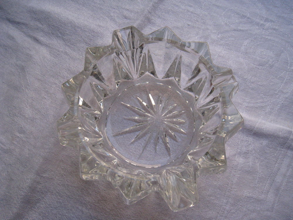 Cendrier en verre taill&eacute; de 1970 Décoration
