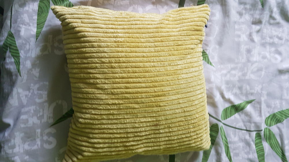 Coussin X 35 cms couleur velours jaune Décoration