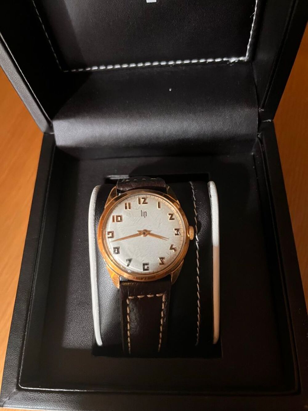 LIP Dans coffret Montre d'homme bo&icirc;tier num&eacute;rot&eacute; 737937, 