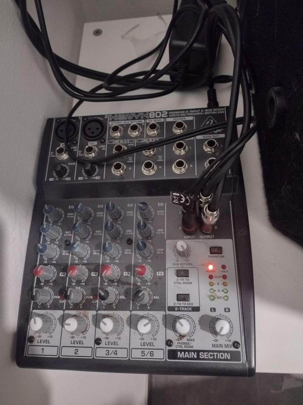 Une table de mixage et une enceinte amplifi&eacute;e Audio et hifi