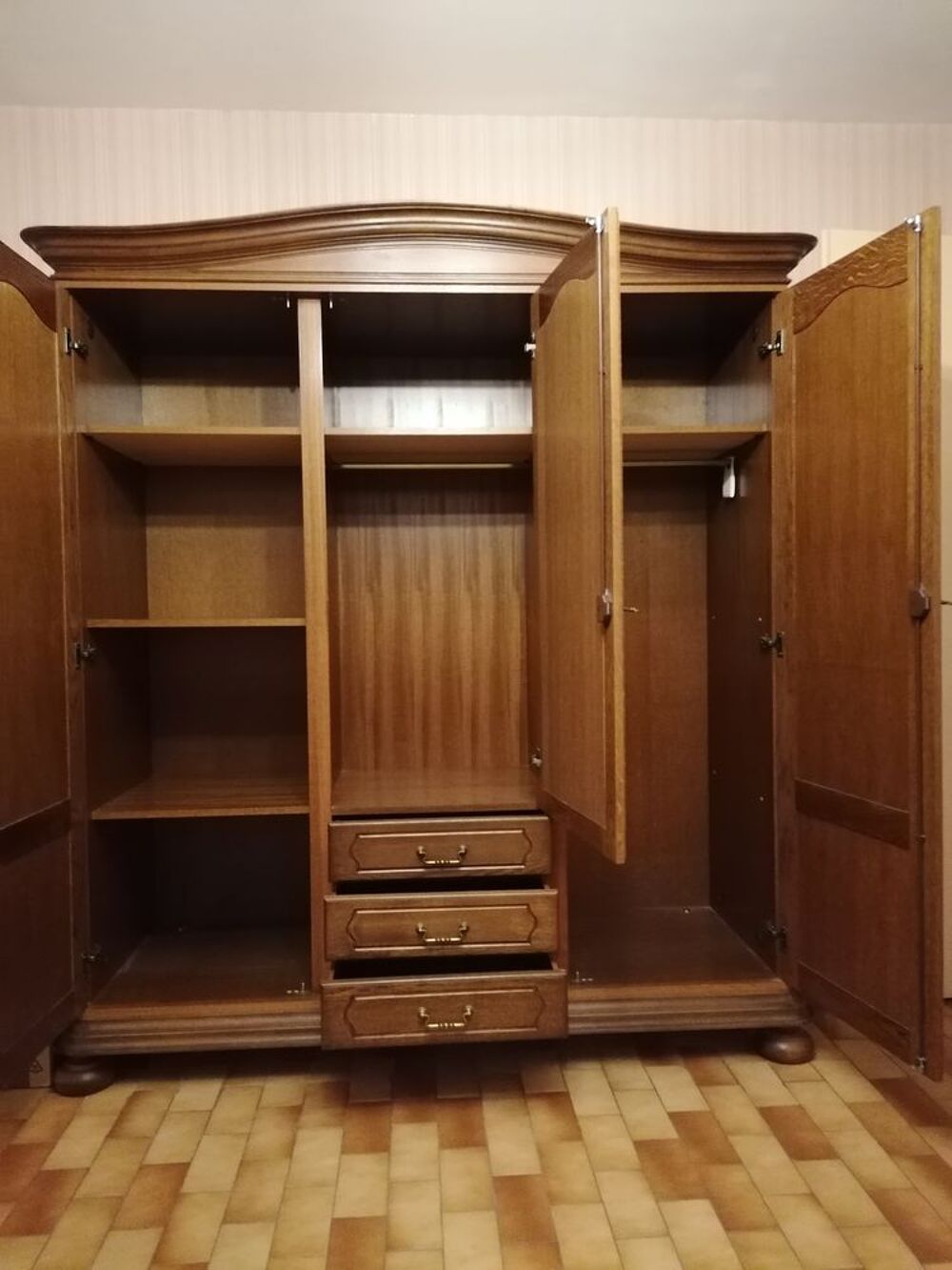 Armoire en ch&ecirc;ne massif 3 portes ? Miroir et 3 tiroirs Meubles