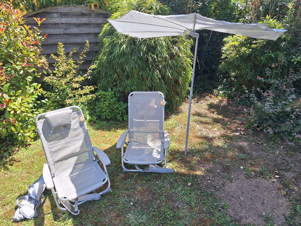 Lot de 2 petits transats et son petit parasol Jardin