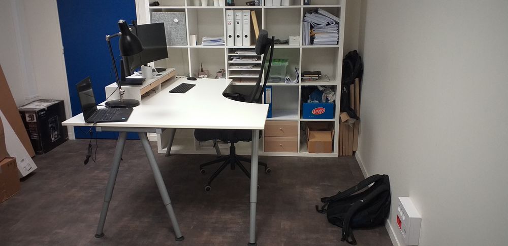 BUREAUX MODELE IKEA
Meubles