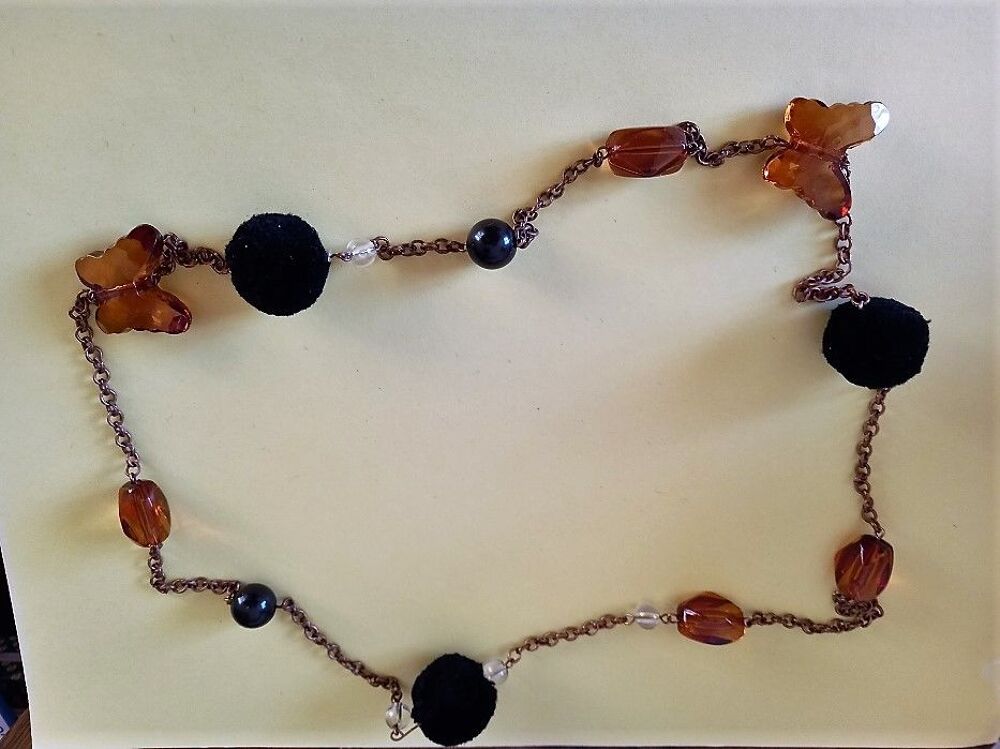 Collier fantaisie avec papillons et pompons orange et marron Bijoux et montres