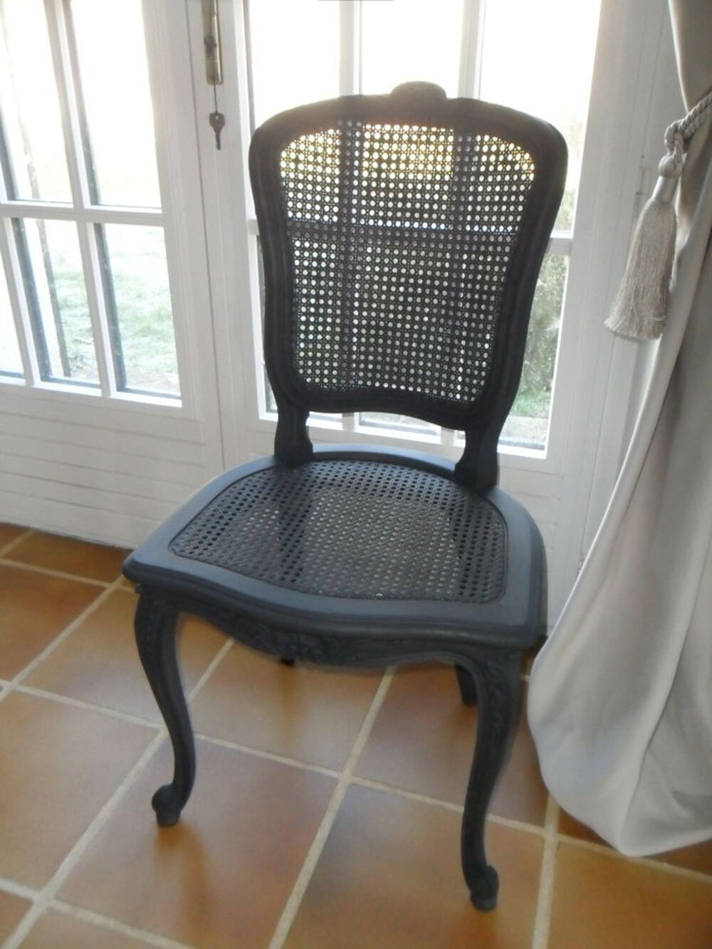 Chaise cann&eacute;e relook&eacute;e en noir mat Meubles