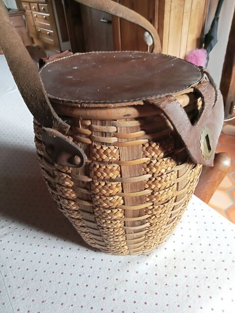 Ancien panier de pche en osier et cuir  20 Millencourt-en-Ponthieu (80)