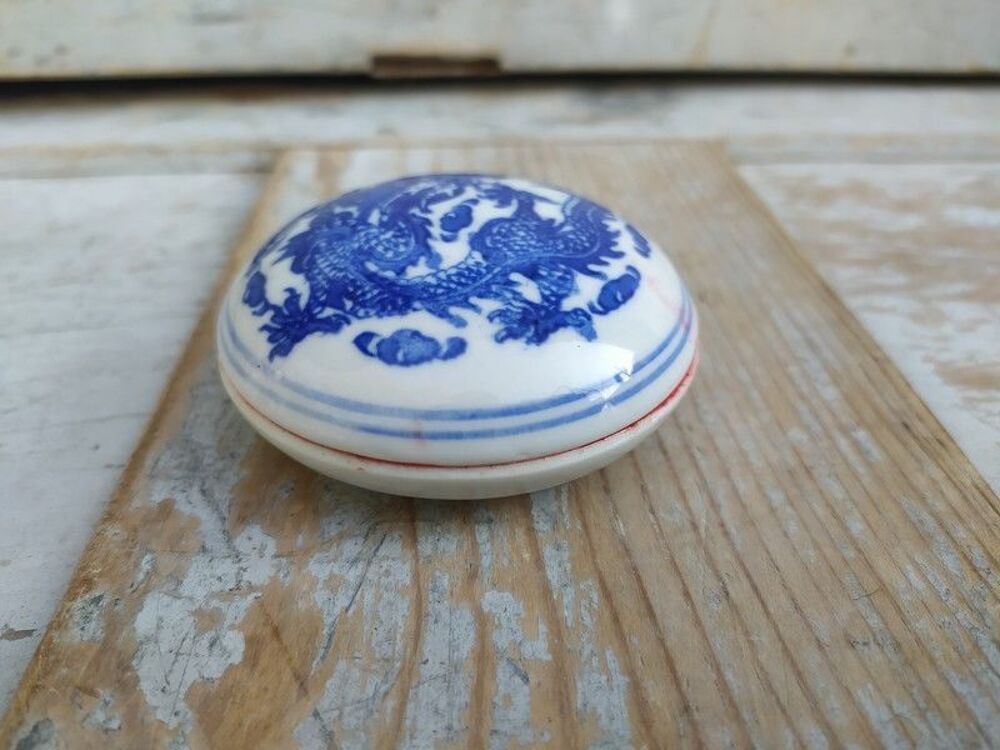 Boite Porcelaine de Chine D&eacute;cor Dragon Cire &agrave; Cachet Chinese Décoration