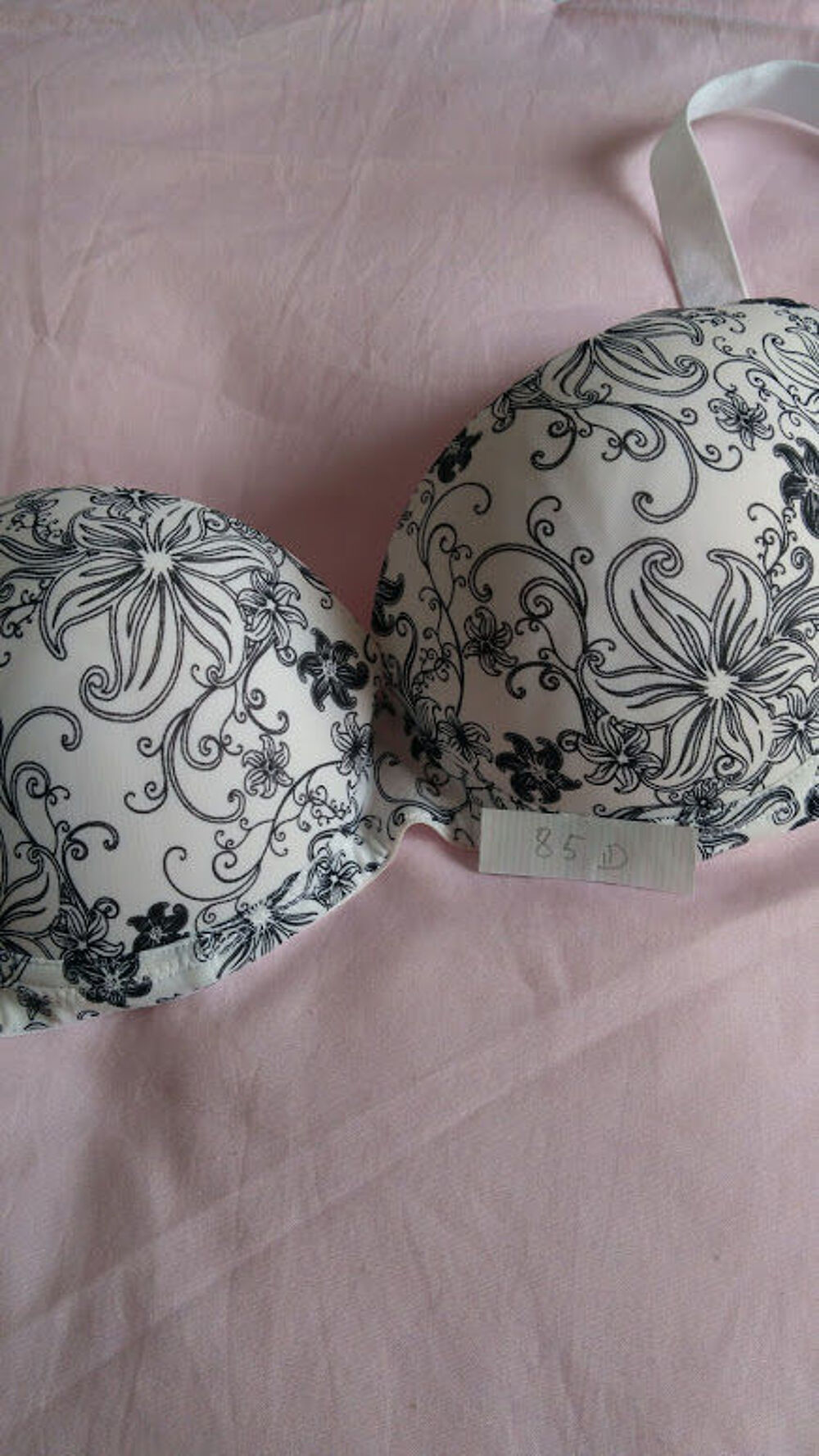 soutien gorge femme trop grand; neuf prix neuf 45 euros. Vêtements