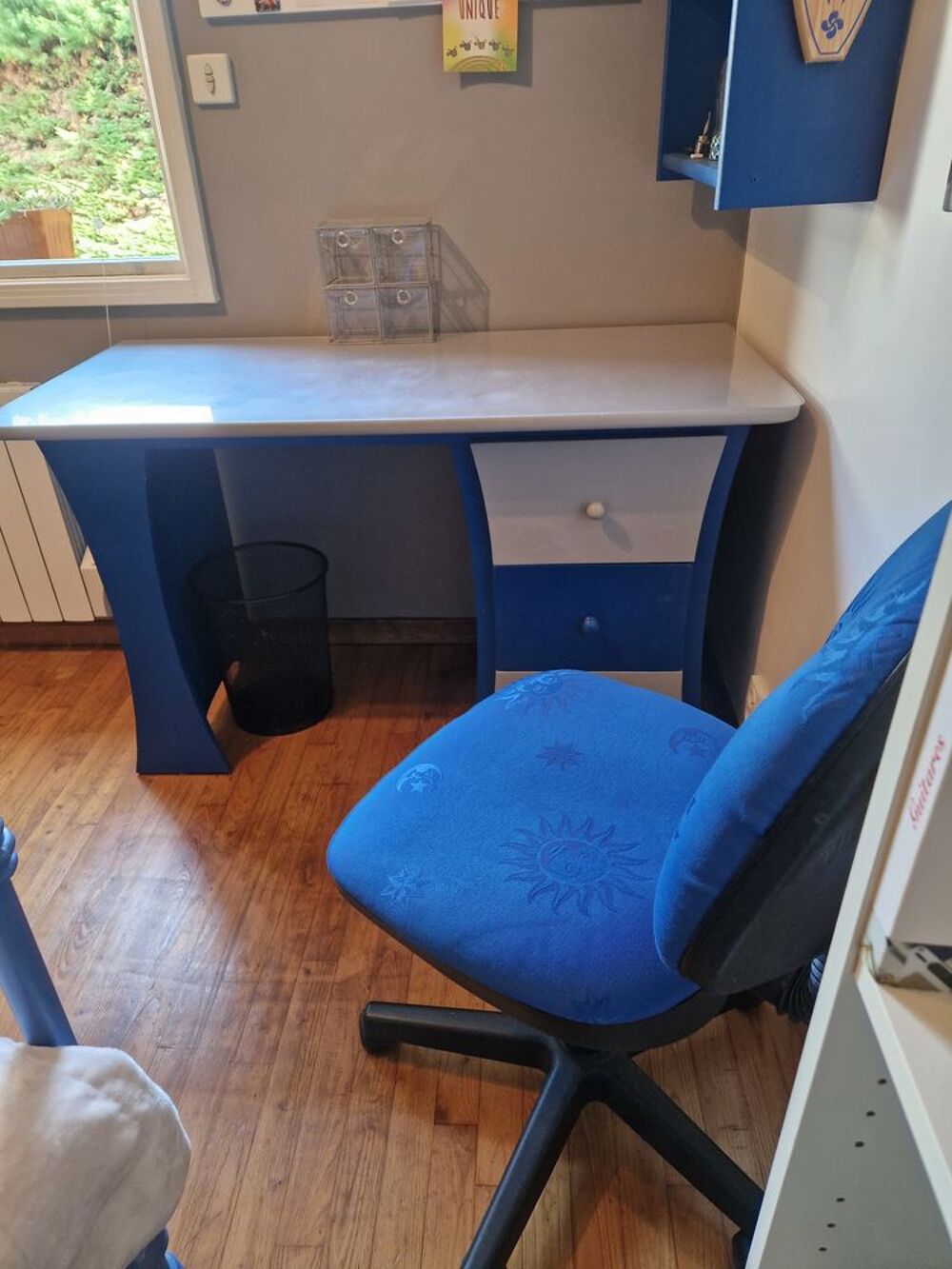 bureau bois peint bleu et gris + fauteuil tissu bleu Meubles