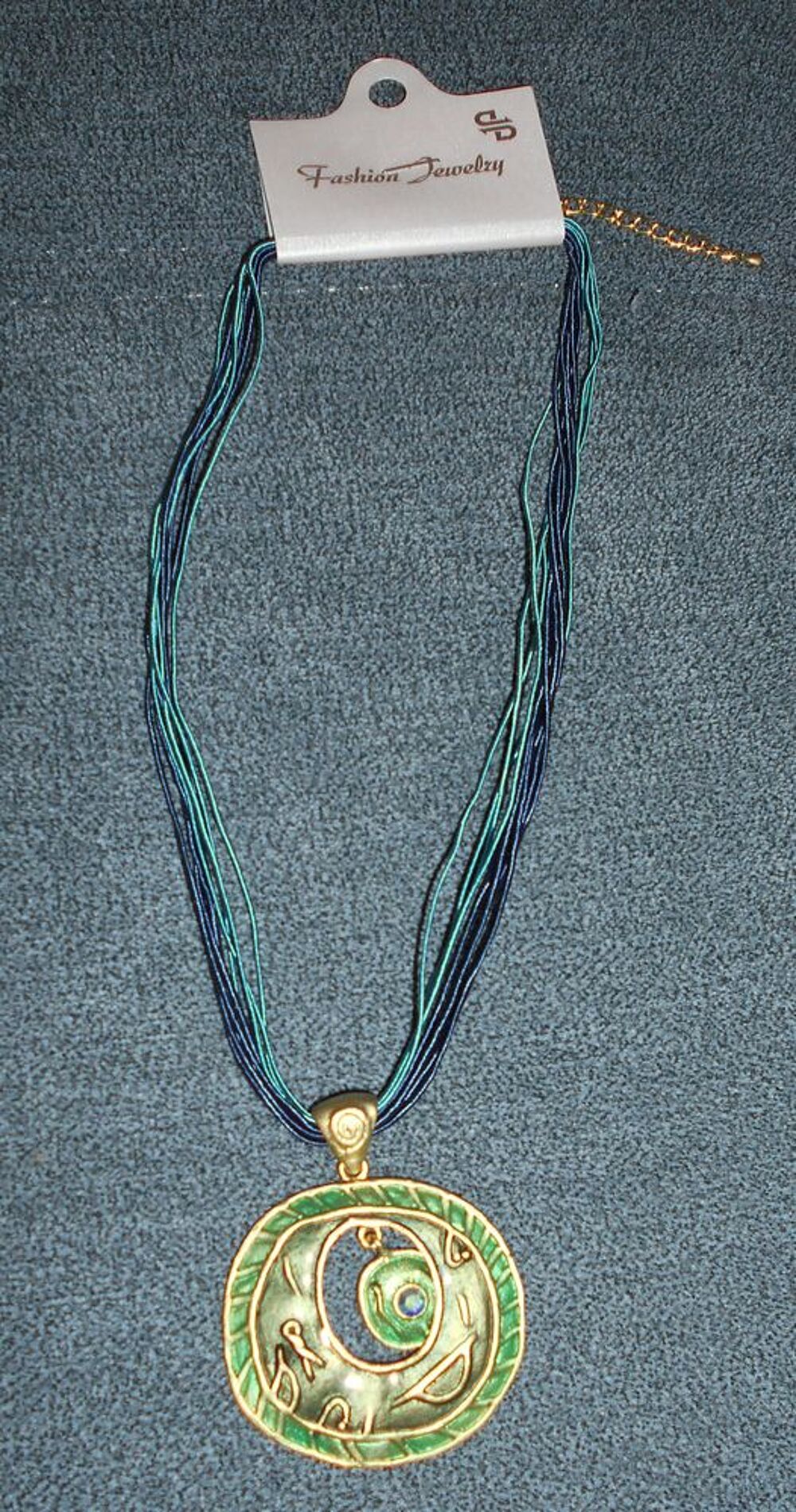 collier liens bleu &amp; pendentif m&eacute;tal rond vert, neuf Bijoux et montres