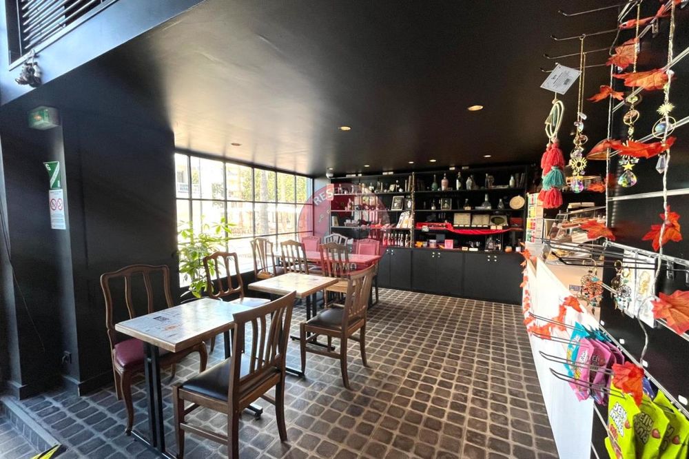  Entreprises Commerces / Vente Commerces - 80 m² Cannes (06400)