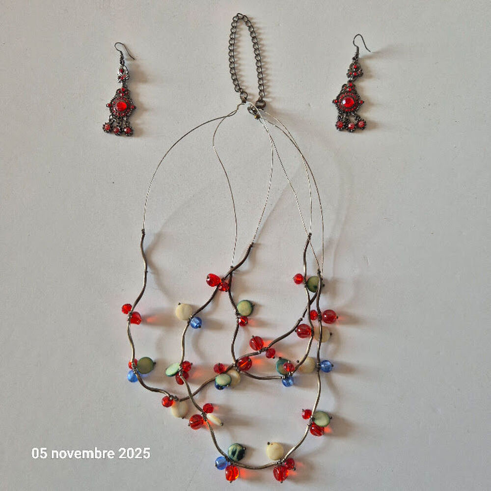 Collier fantaisie en perles de verre et argent et 2 boucles Bijoux et montres