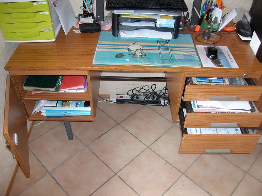 Bureau solide sur pieds m&eacute;talliques Meubles