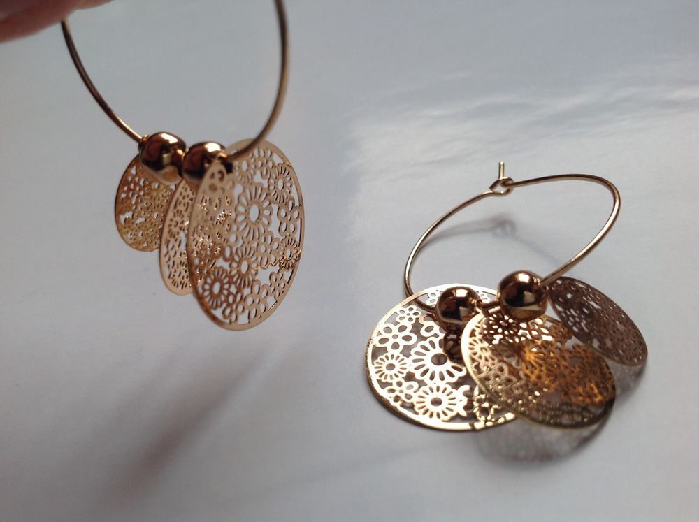 BOUCLES OREILLES DOR&Eacute;E RONDE FLEURS ANNEAU 3 TAILLES Envoi P Bijoux et montres
