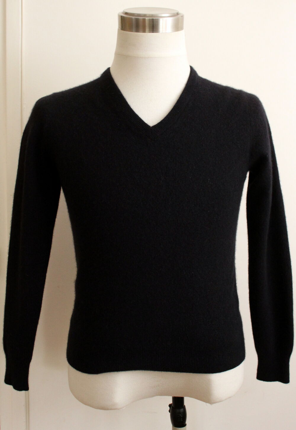 Pull cachemire noir DIOR T.S 
mod&egrave;le authentique, v&eacute;ritable Vêtements