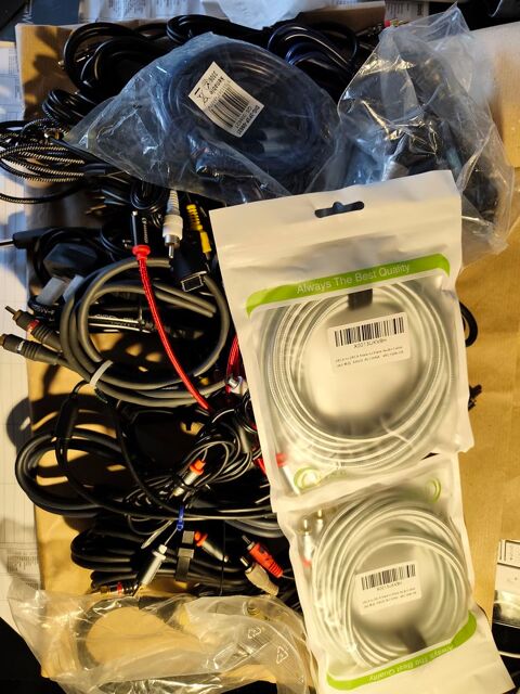 Gros lot de cables audio, environ 40 .
RCA males ,femelles , 100 Paris 15 (75)